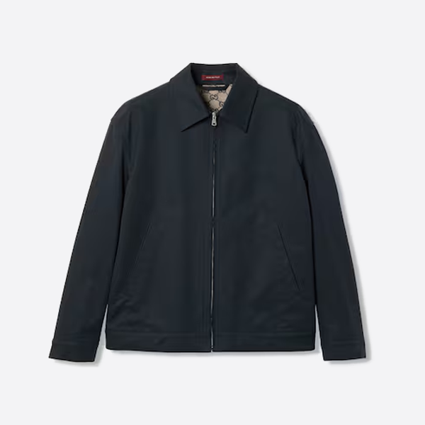 胸元に小さなロゴが入ったグッチの無地ジャケット