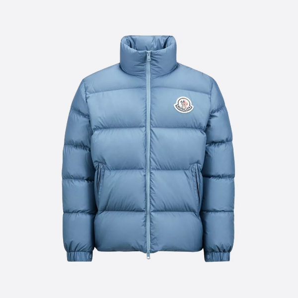 モンクレール ラージバッジ スタンドカラー ダウンジャケット（ヘイズブルー）