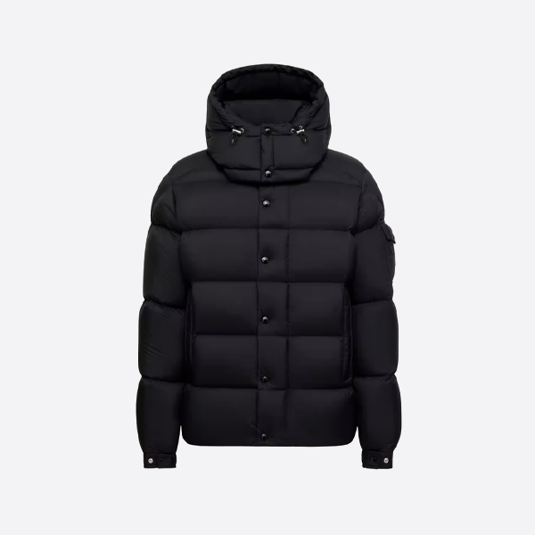 モンクレールのブラックダウンジャケット