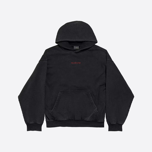 前面と背面に赤い文字の刺繍が施されたバレンシアガのフード付きスウェットシャツ