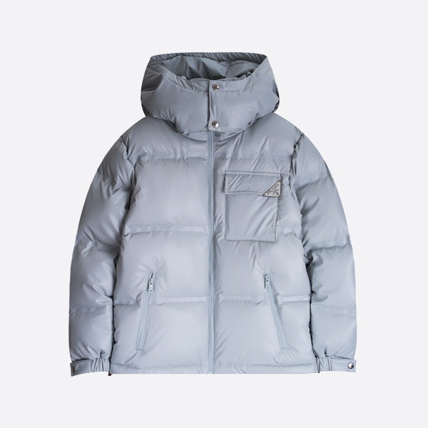 プラダのネームプレートが入ったダウンジャケット、ブラック