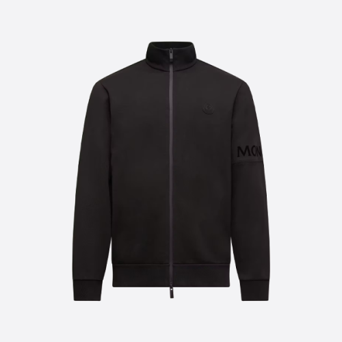 胸に黒いロゴが入ったモンクレールのスタンドカラージャケット